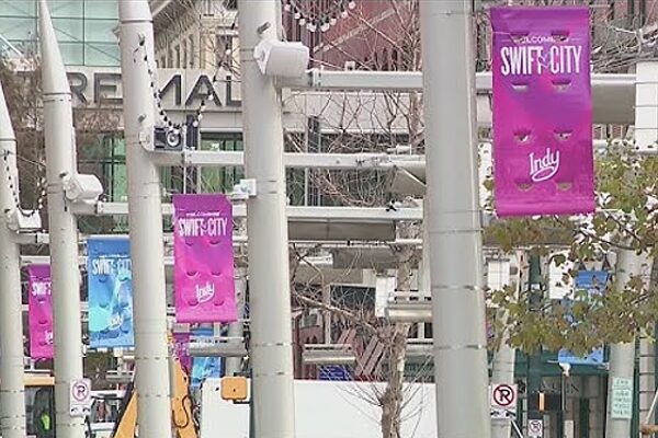Taylor swift bannersaver poles